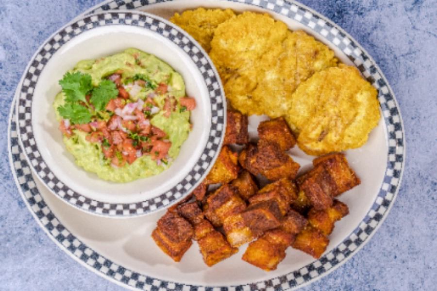 Chicharron con Guacamole 