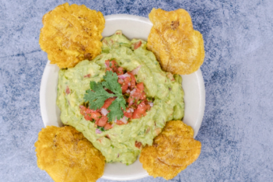 Guacamole con Tostones 