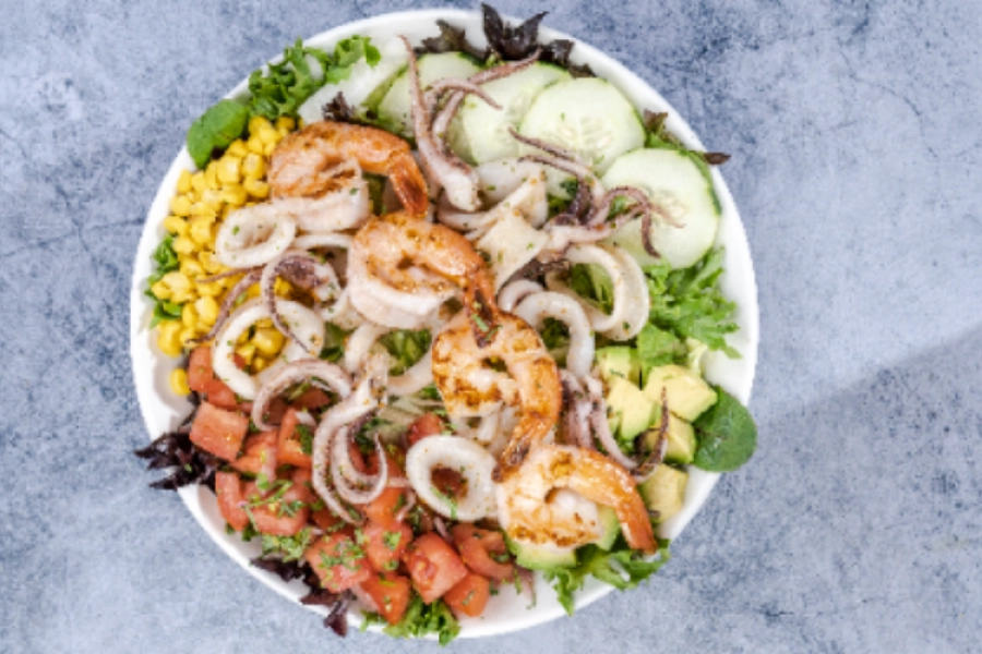  Ensalada con Camarones y Calamares