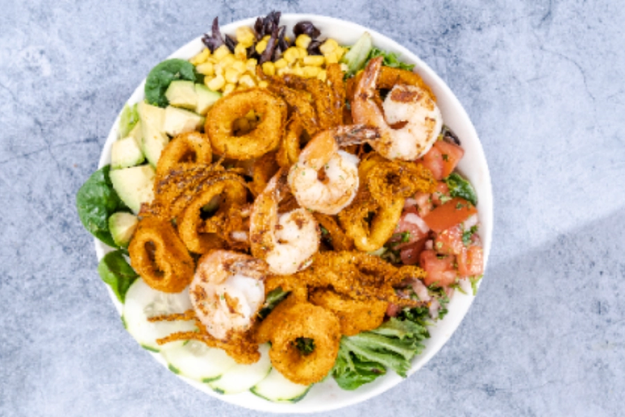  Ensalada con Camarones y Calamares Fritos 