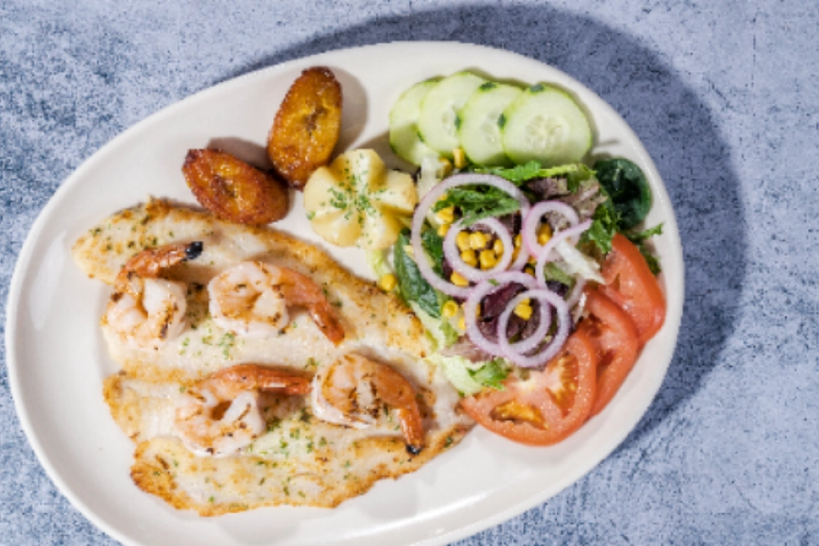 Filete de Pescado con Camarones al ajillo 