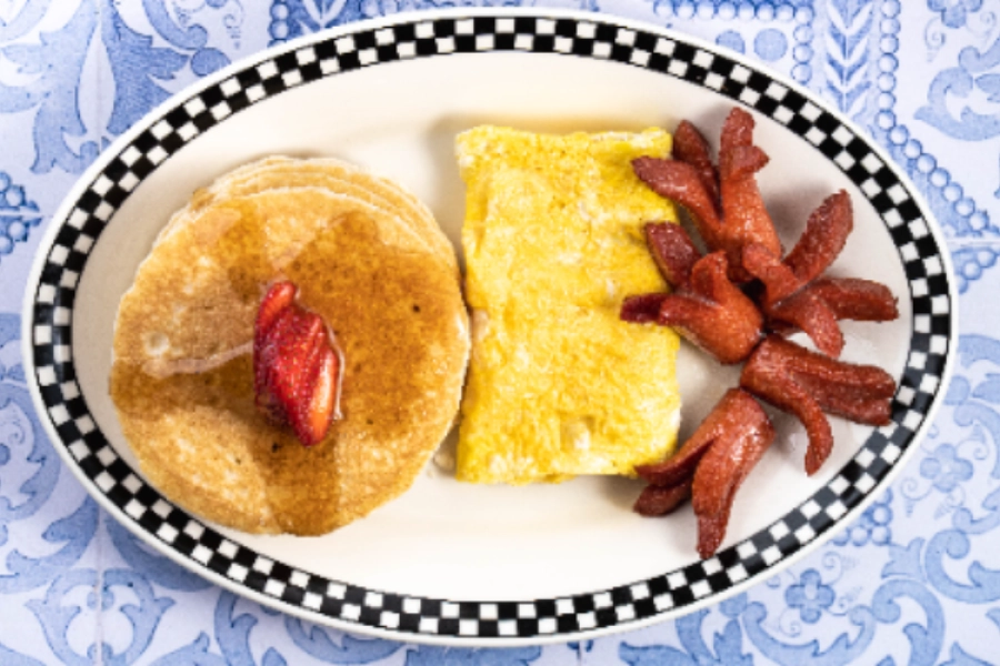 Pancakes con huevitos y salchicha 