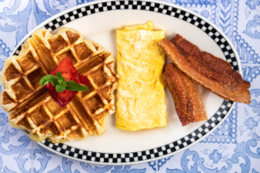 Wafflebono con huevos y tocineta 