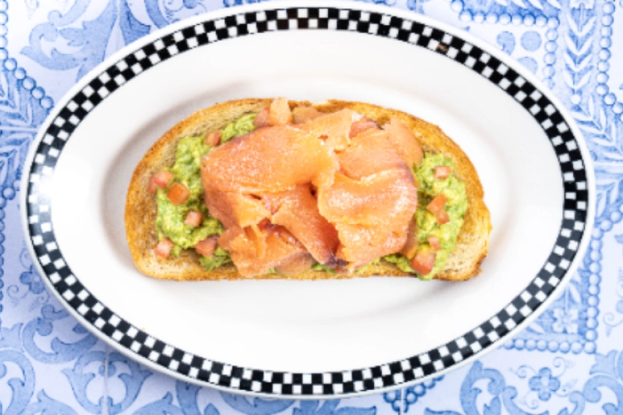 Tostada de aguacate con salmon ahumado