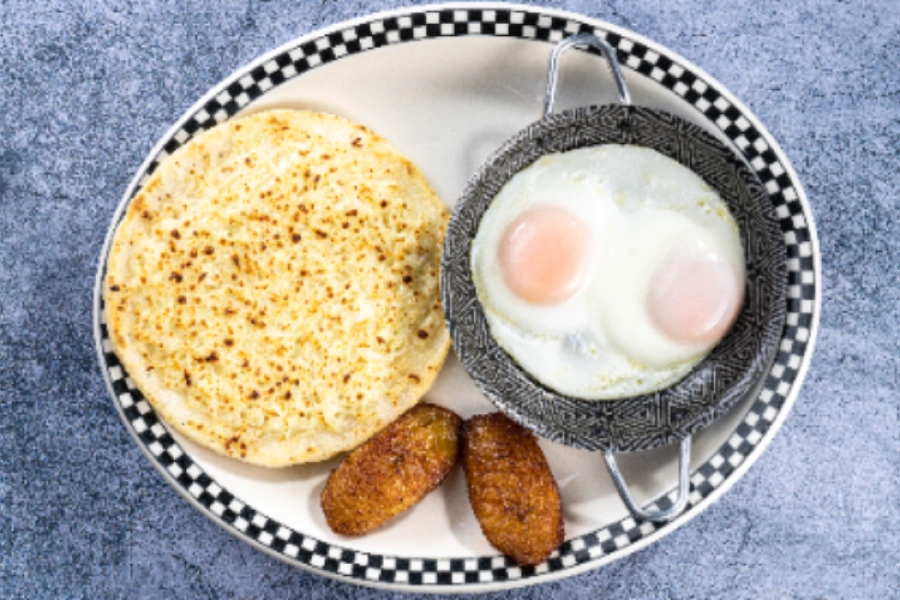 Arepa con queso y huevos en cacerola