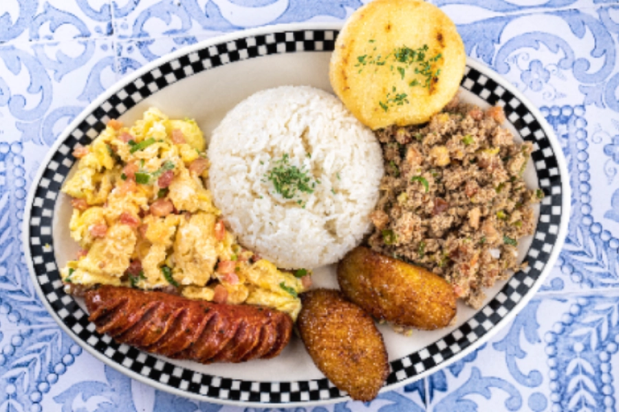 Carne molida con arroz , chorizo y huevos 