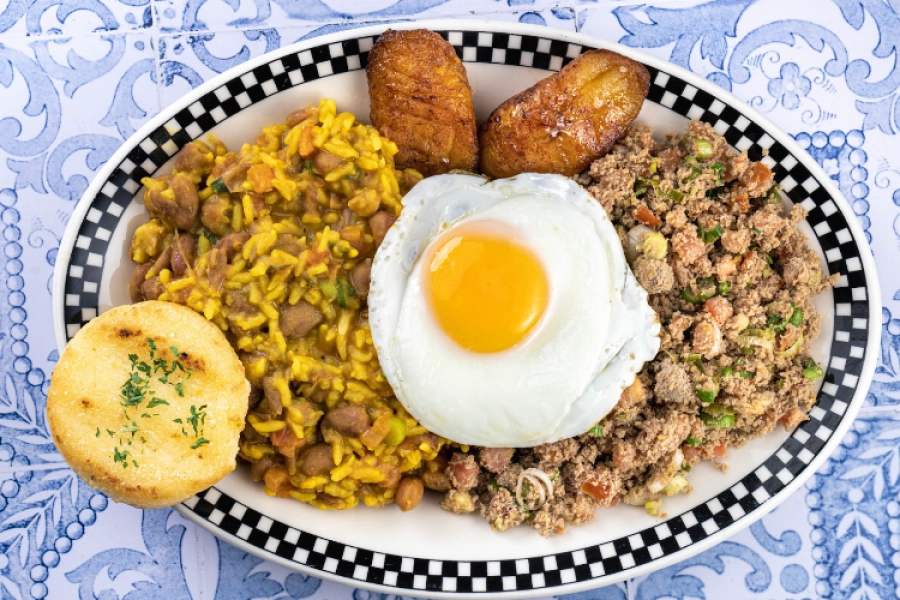 Carne molida y huevos con calentado 