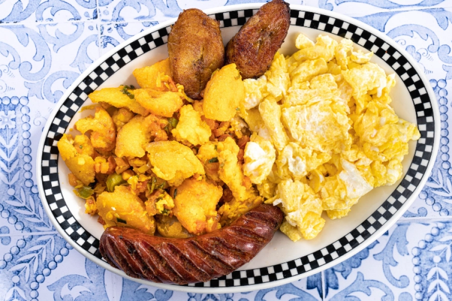 Migas con huevos y chorizo