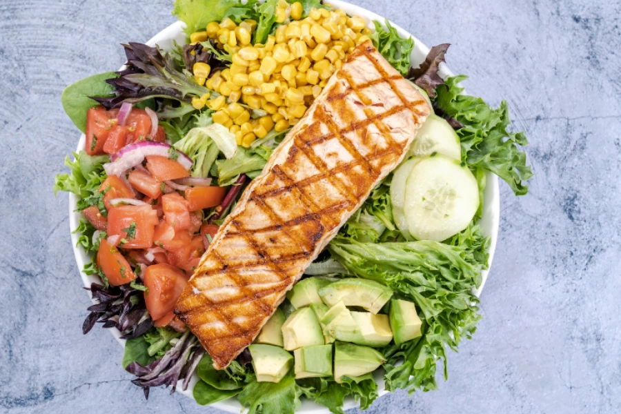 Ensalada con Salmon a la Parrilla 