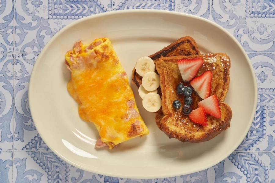 Kaliente Omelette con Tostada Francesa 